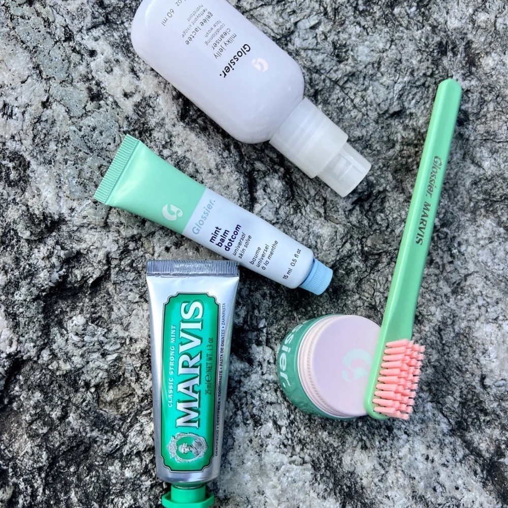 Glossier Cross Country Kit NWT - Picture 5 of 6